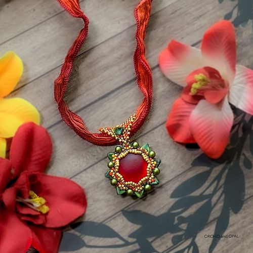 Hi everyone! Here's another look at my most recent creation, the Velvet Queen pendant. ⁣
⁣
The tutorial video is available on...