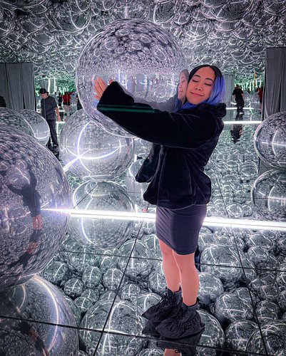 DIS MINE 😚🪩🖤 Had a ball at the @infinitymuseum. Literally :)