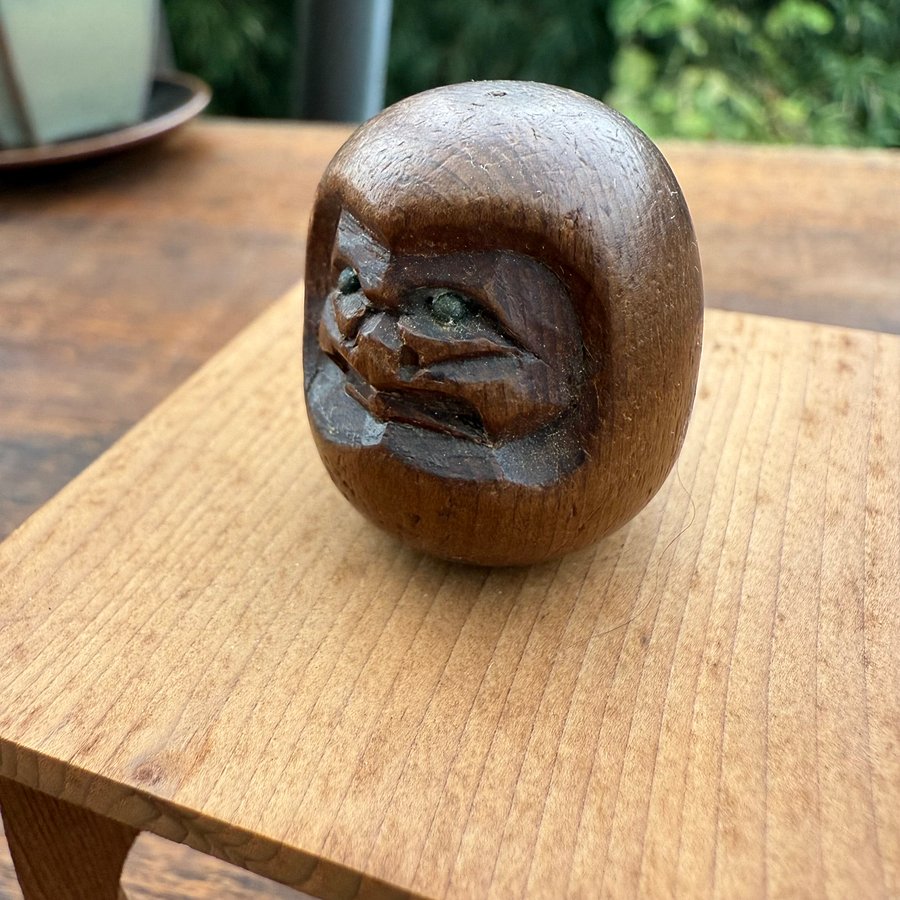 🎎 Vintage Japanese Wooden Daruma Carving with Miniature Display Table – Japan Antique Roadshow product image (2)