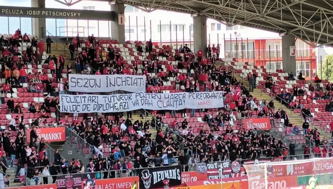 🇷🇴Superliga: UTA ARAD- Gloria Buzău (17.05.2025) „ Sezon încheiat  Felicitări tuturor pentru marea performanță / În loc de diplome, azi vă dăm clanță ” . . . #Ultras #UltrasRomania  #fotbalromanesc  #awaydays  #RomanianUltras  #fotbalromania  #arad #utaarad #aradenii #ultrasarad  #utaaradgloriabuzau #galerieuta #suporteriuta #fotbalarad #utapoli  #batranadoamna  #fanuta #neumans #suporteruta #uta1945 #utaarad1945