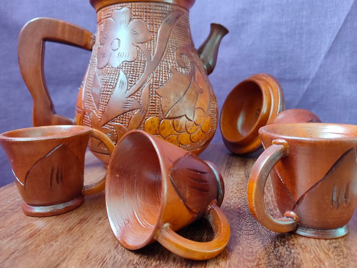 Bule grande madeira com relevo de flores e frutos. Decoração boho única product image (2)