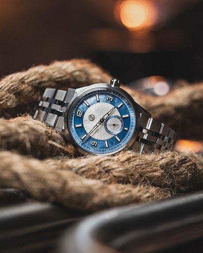 When your watch hits the light just right… 💎✨

The @zeloswatches Comet 39 MOP doesn’t need to scream — it shimmers.
That moth...