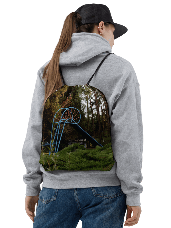 Rucksackbeutel mit Kordelzug - Verlassener nostalgischer Spielplatz im Wald product image (2)