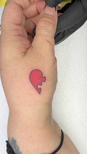 Hand Tattoo ❤️ #hearttattoo #coupletattoo #matchingtattoo #tattooideas