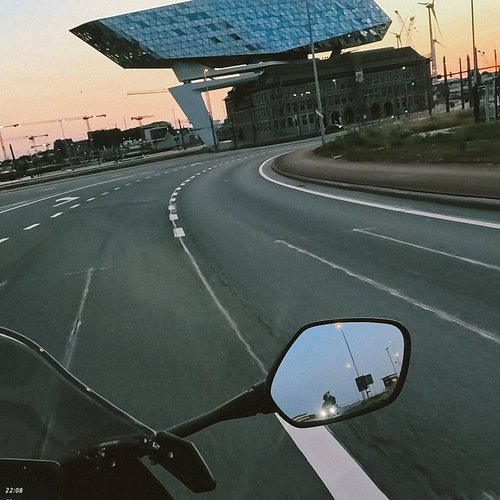 Let's chase that golden hour 🤩
How was the weekend ?

#chazyafterdark #crowcircle #honda #cbr650r#eveningslikethese #goldenho...