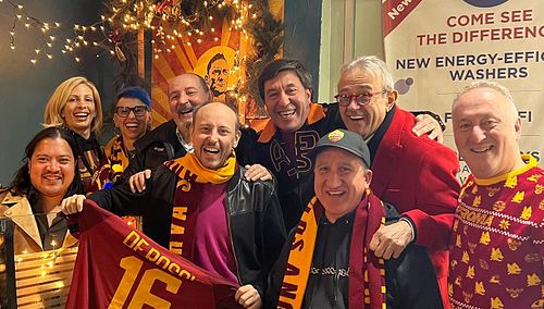 Happy Holidays to all the giallorossi all over the 🌎
❤️💛🐺
.
.
#asroma #holidayparty #marrychristmas #romanisti #romafans #tif...