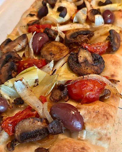 The Easiest VEGGIE LOVER Pizza🍕 
Would you try this at home??

All ingredients sourced from @traderjoes 

• Pizza Crust 
• Ro...