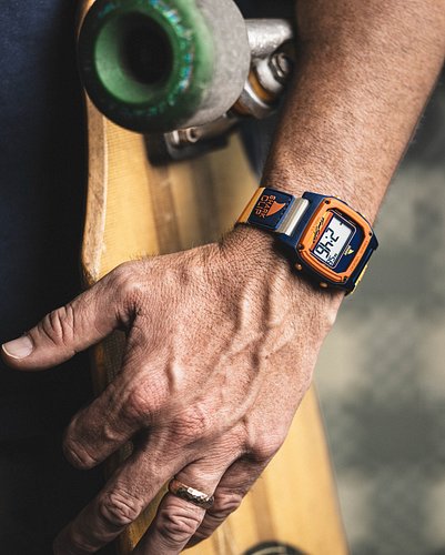 🌅 SUNSET ON MY WRIST. WAVES ON MY MIND. 🌊

This @freestylewatches Surf City isn’t just a watch — it’s pure 80s surf nostalgia...