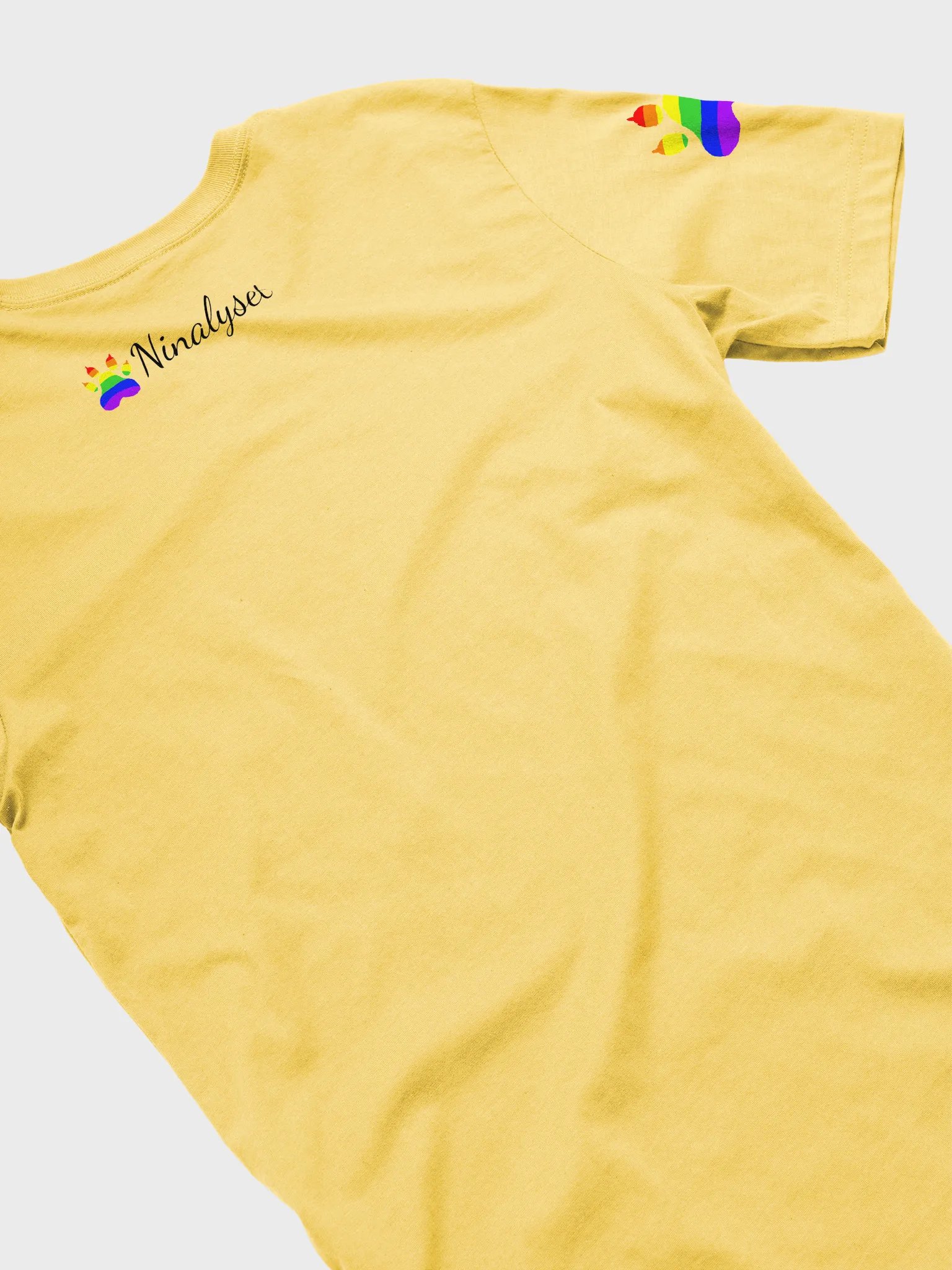 Drawing an acorn T-shirt product image (25)