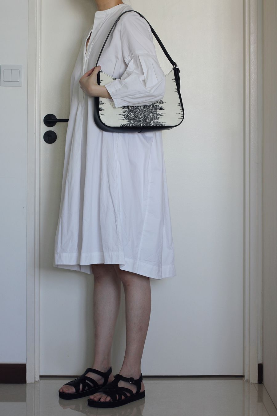 Lizard-embossed Leather Shoulder Bag – L product image (8)