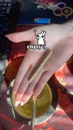 Tremors are extra terrible today 😩 so let’s roll using @rawlife247 joint roller 👯✨ #raw #420 #stoner #twitch