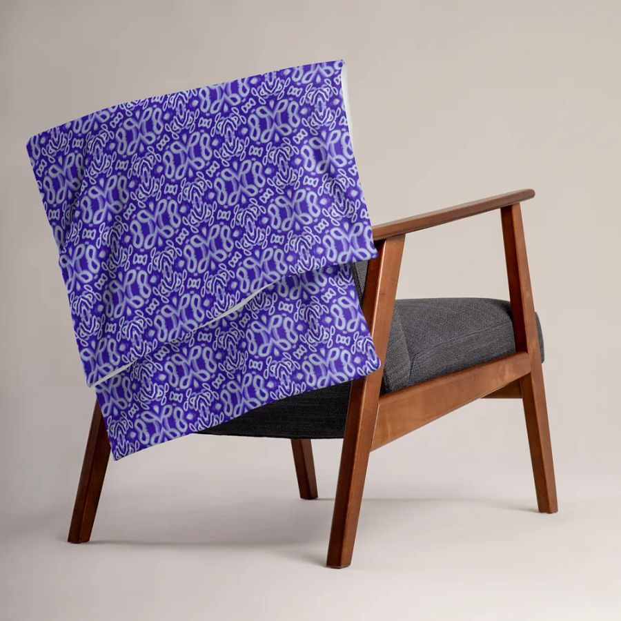 Elegant Purple & White Seamless Patterned Throw Blanket product image (2)