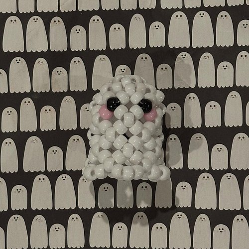 GHOSTIES!!!! 👻 tutorial by: @sourkandicastle 
.
.
.
#kandi #beads #ponybeads #rave #plur #ghost #halloween #halloweencrafts