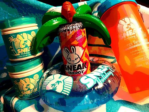 Sneak Energy Holiday Club drop! Island punch is very very nice 👌 What did you guys grab? Lilo is just a great fit for the can...