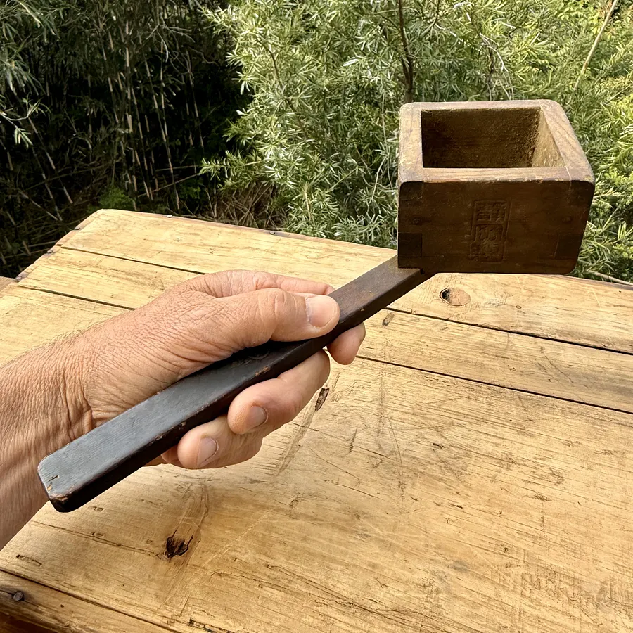 🎎 Antique Japanese Wooden Masu Scoop with Handle – Early Showa to Taisho Era Merchant Tool product image (11)