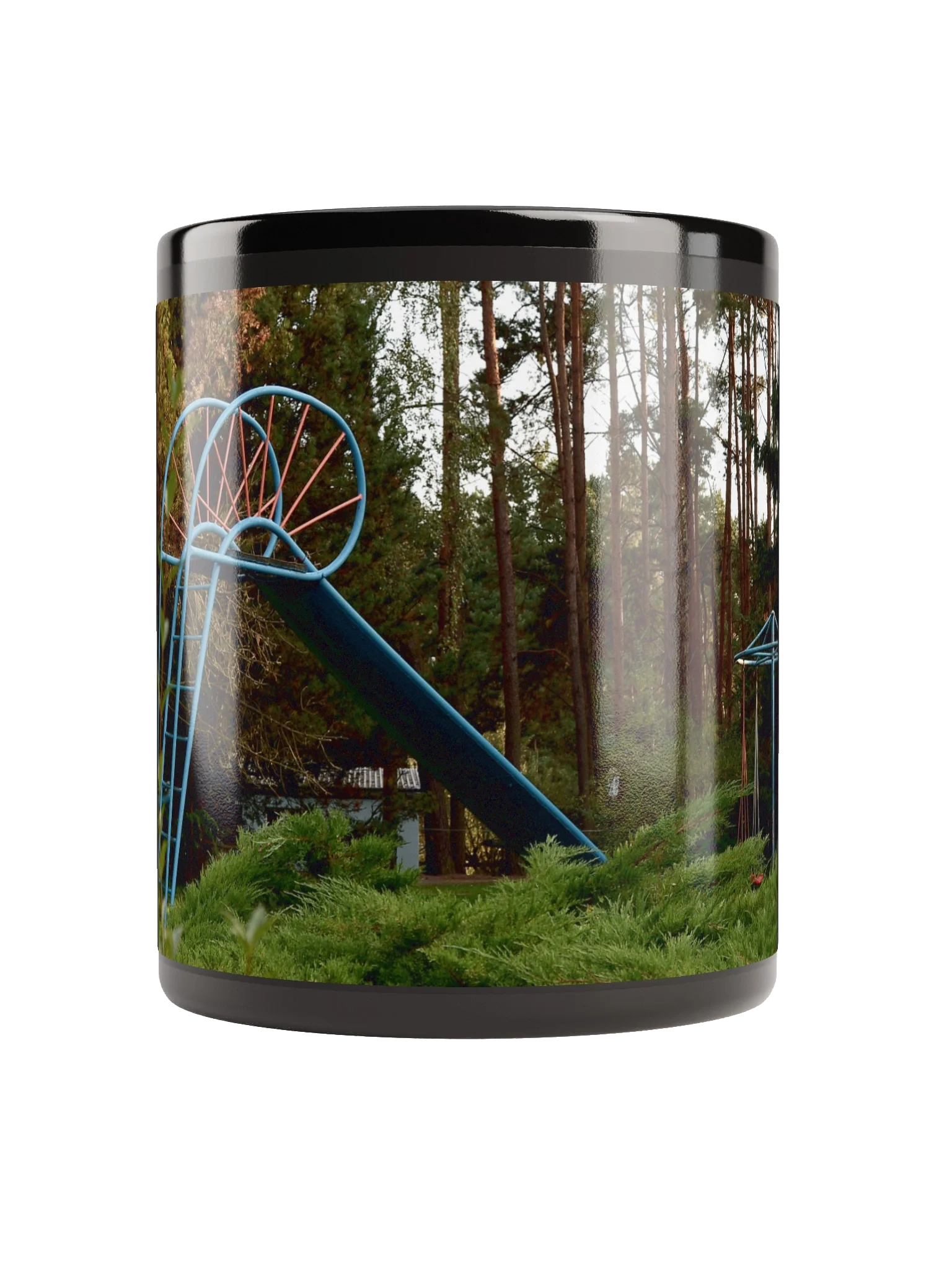 Keramiktasse schwarz - Verlassener nostalgischer Spielplatz im Wald product image (5)