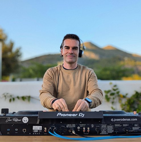 Tocando buena música los viernes tarde en un restaurante único en el interior de la provincia de Alicante rodeado de naturale...