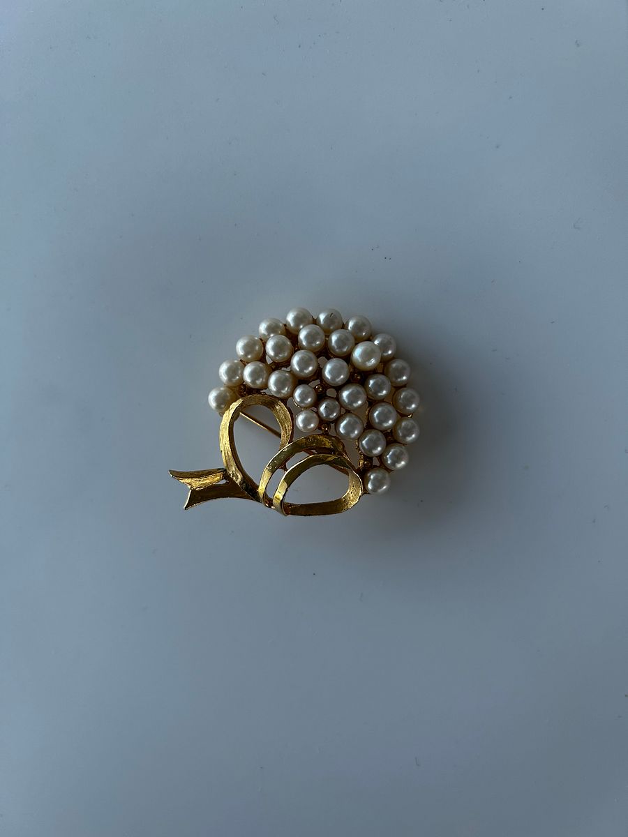 Vintage Gold Tone Faux Pearls Bow Brooch product image (2)