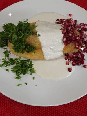 El Plato Más Elegante de México: Chiles en Nogada🫑🍽🔥 2da Parte video Ingredientes para el relleno  * 8 Chiles poblanos  * 1 libra de carne molida de res  * 1 libra de carne molida de cerdo  * 1/2 de un plátano macho  * 1 manzana  * 1 pera  * 1 durazno  * 4 jitomates hervidos y pelados  * 1/4 taza de pasas amarillas  * 1/4 taza de piña seca  * 1/4 taza de almendras blanqueadas  * 1/2 cebolla  * 3 dientes de ajo  * 1/2 cucharadita de pimienta negra  * 1/2 cucharadita de canela molida  * 1 cucharadita de sal  * 1 pizca de clavos de olor  * 3 cucharadas de aceite de oliva  * 1/3 de vino blanco Ingredientes para la crema blanca o nogada  * 3 onzas de queso fresco  * 4 onzas de queso de cabra  * 1/2 cucharadita de azúcar  * 1 pizca de canela  * 1/3 de vino blanco (opcional)  * 3/4 taza de Half & Half (mitad crema, mitad leche)  * 1/4 de taza de crema agria mexicana  * 1/4 de taza de almendras blanqueadas  * 1 taza de nuez Ingredientes para el capeado  * 3 huevos * 1/2 taza de harina integral  #ChilesEnNogada #FoodieMx #RecetasFáciles #ComidaGourmet #DeliciasMexicanas 
