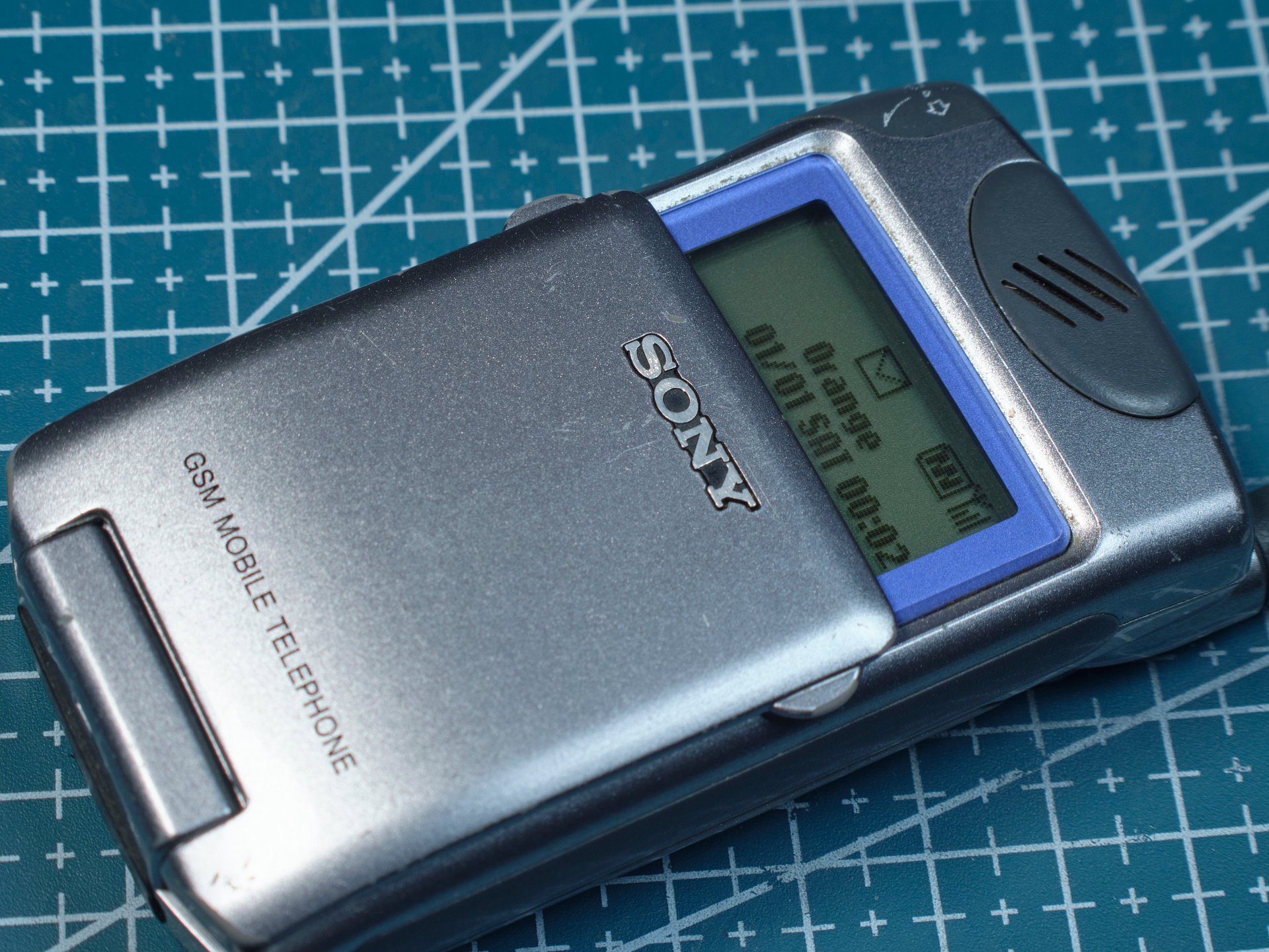 Sony CMD-Z5 Unlocked – Vintage Retro Mobile Phone with Original Charger – Rare Collectible product image (3)