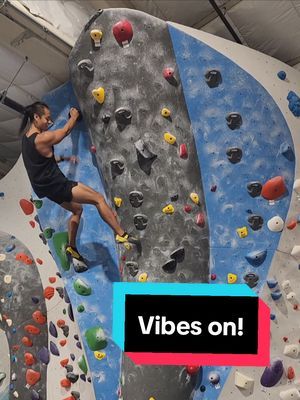 Got the flash on this super fun V7! Vibes on today despite way too much climbing and training yesterday. let's gooooo #fullsend #bouldering #badbetasonly #climbing 