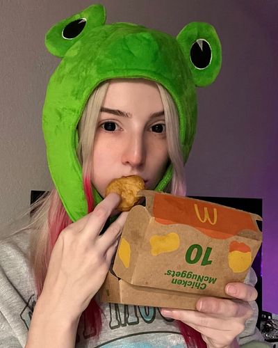 my favorite food is actually mcdonalds, idk why but it hits right every single time 😝 whats your favorite food?
.
.
.
.
.
.
....
