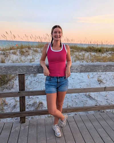 streamer touches sand??! ⛱️

I spent a wonderful week with sandy toes, game nights, ocean breezes, and loving on family 💙