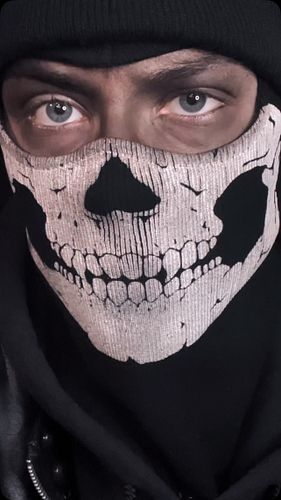 could be both honestly 
#cosplayer #maskedman #callofduty #simonriley