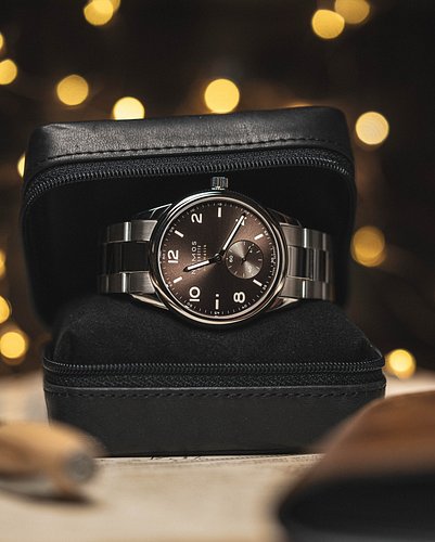 Brown never looked this electric. 😍 Meet the @nomos_glashuette  Club Sport neomatik 39 “Tabac.”

A rich, sunburst brown dial ...