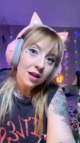 red eye BE GONE ❌✨ 

hehehe loved this bright, simple makeup chat voted yesterday for stream. 🤍🐓 

on a personal note, I’m tr...
