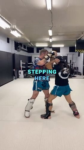 Elbows to the body •
Elbows to the body aren’t seen often but work extremely well! Especially in a self defence scenario. Wit...