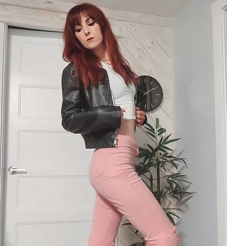 Mise a well go for soda 🎶
.
.
.
.
.
.
.
.
#kimmitchell #canadiangal #canada #soda #milkshake #70s #retro #wideleg #pinkpants ...