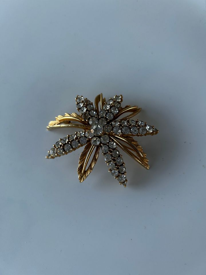 Vintage Gold Tone Rhinestones Leaves Large Brooch product image (2)