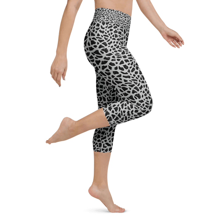 Giraffe Pattern Capri Leggings product image (1)
