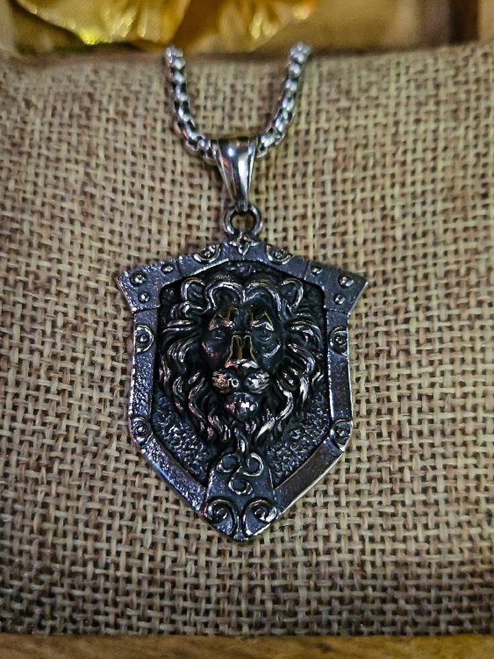 The Armored Kingdom Shield of the Roaring King Necklace product image (1)
