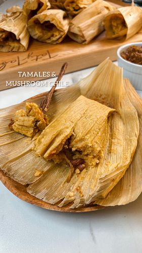 If you love tamales and are looking for a vegan and no oil recipe with a delicious spicy filling, this is FOR YOU! It has pla...