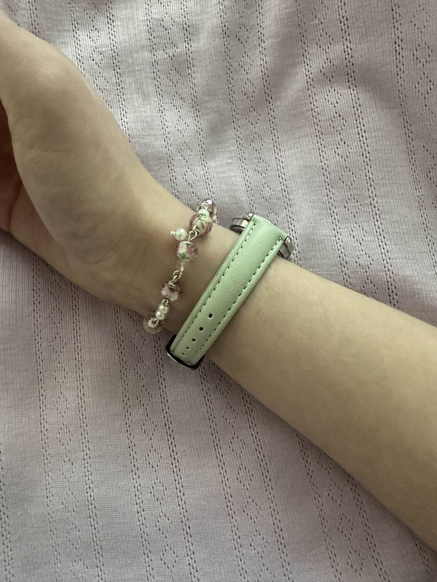 Dainty floral and pearl bracelet - Handmade product image (3)