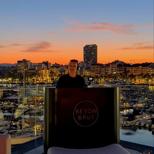 Esta noche te espero en la terraza de @betonbrut.alc desde las 22:30h. con buena música Afro House. Disfruta del mejor ambien...