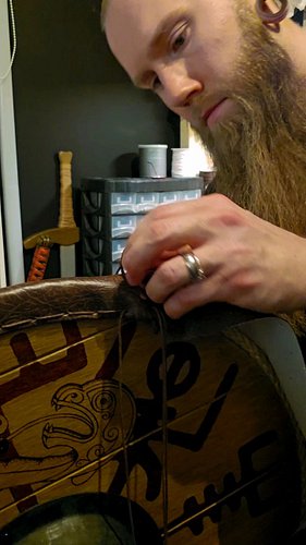 Sköldens kant: Sista steget av processen för att få en snygg finnish, ren terapi för själen 🍻🛡

#ForgeheimShields #jointheshi...