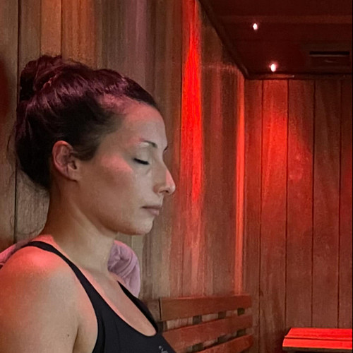 HOW DO YOU PREFER YOUR SAUNA? This is me whenever I can: In peace 🙏😌🤣but I often end up talking 🤷🏻‍♀️ 
Are you the “sauna tal...
