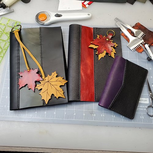 What's new on the workbench? Journal covers and bag charms! Getting major autumn vibes around here.

#handmade #leather #cust...