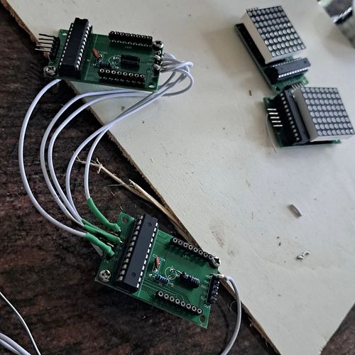 Aus Resten ne kleine Uhr bauen. Programmieren machen wir im Stream. Eventuell sogar als spezielle Stream heute Abend.