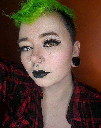 Oh hey there 😏
.
.
.
.
.
.
.
.
.
.
#contentcreator #streamer #alt #altgirl #goth #gothgirl #greenhair #dyedhair #sfxcontacts ...