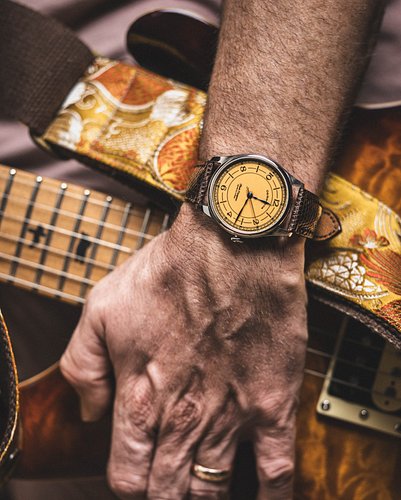 Meet the @orodol_horapictor Track Compass – Yellow Track, a piece where craftsmanship and personality collide. The opaque ena...