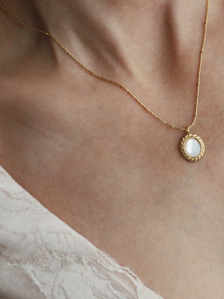 Vintage Oval Pearl Pendant Necklace | 18K Gold Plated product image (4)