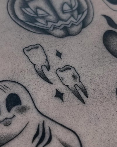 Toothy tooth 🦷 

Small little practice tattoo on fake skin. 
#tattoo #fakeskin #practice #art