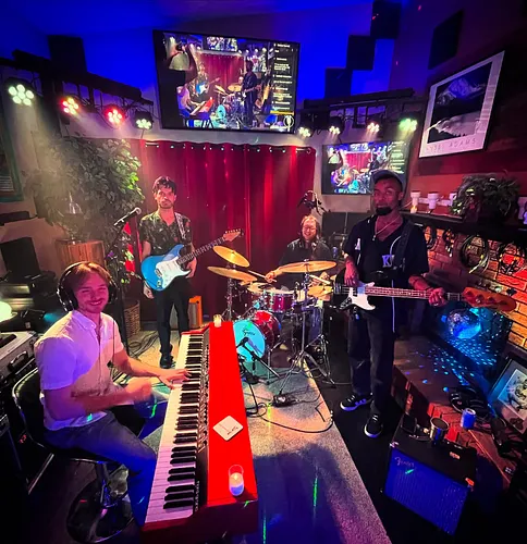MANGO - LIVE @ the BeeHive
•
This place is breathing life into awesomeness.
Lets keep it going.
•
#live #music #creation