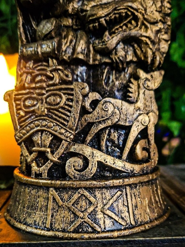 The Armored Kingdom Loki's Mischief Carved Deceiver Statue product image (4)