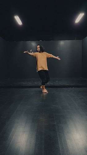 Finding your calm. 🌀
.
.
.
.
.
.
.
.
#flowarts #contactjuggling #objectmanipulation #dance #blackbox #flow #flowstate #isolation
