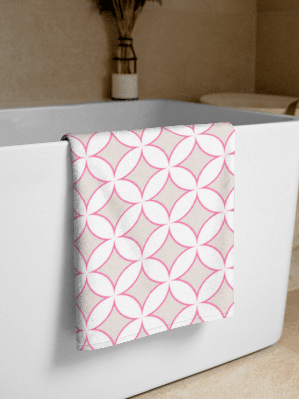 HAMPTONS CHIC PINK CIRCLES TOWEL - Chices Badetuch mit maritimem Muster product image (1)